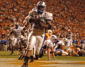 爱游戏-中国足球国家队体能训练方法引进国际先进理念，国足的体能